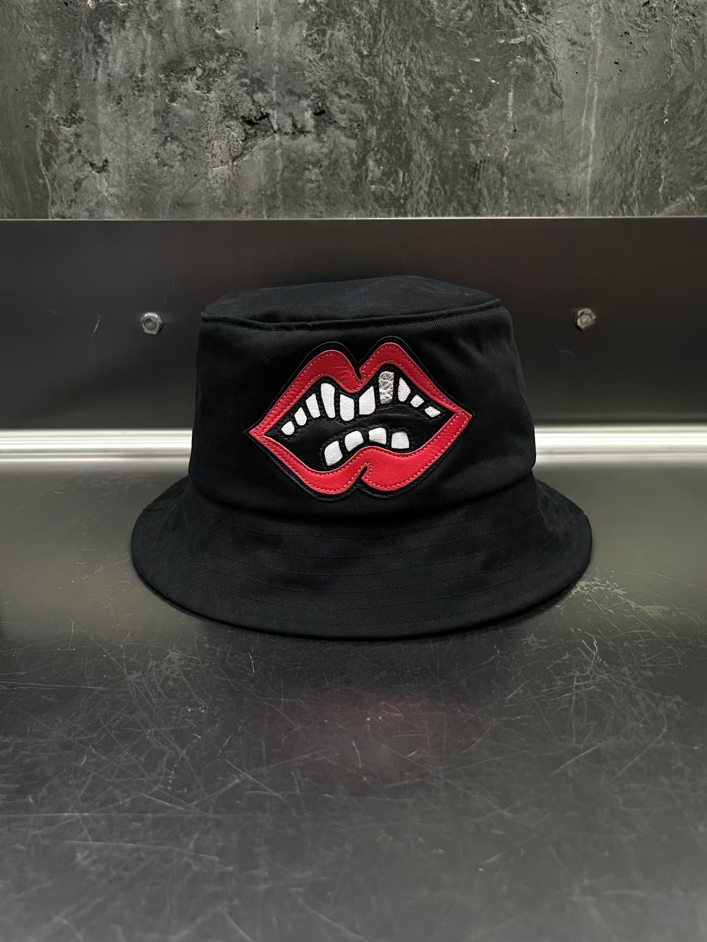 Chrome hearts 克罗心  红唇💋银牙贴皮 渔夫帽  黑，第 1 张图片