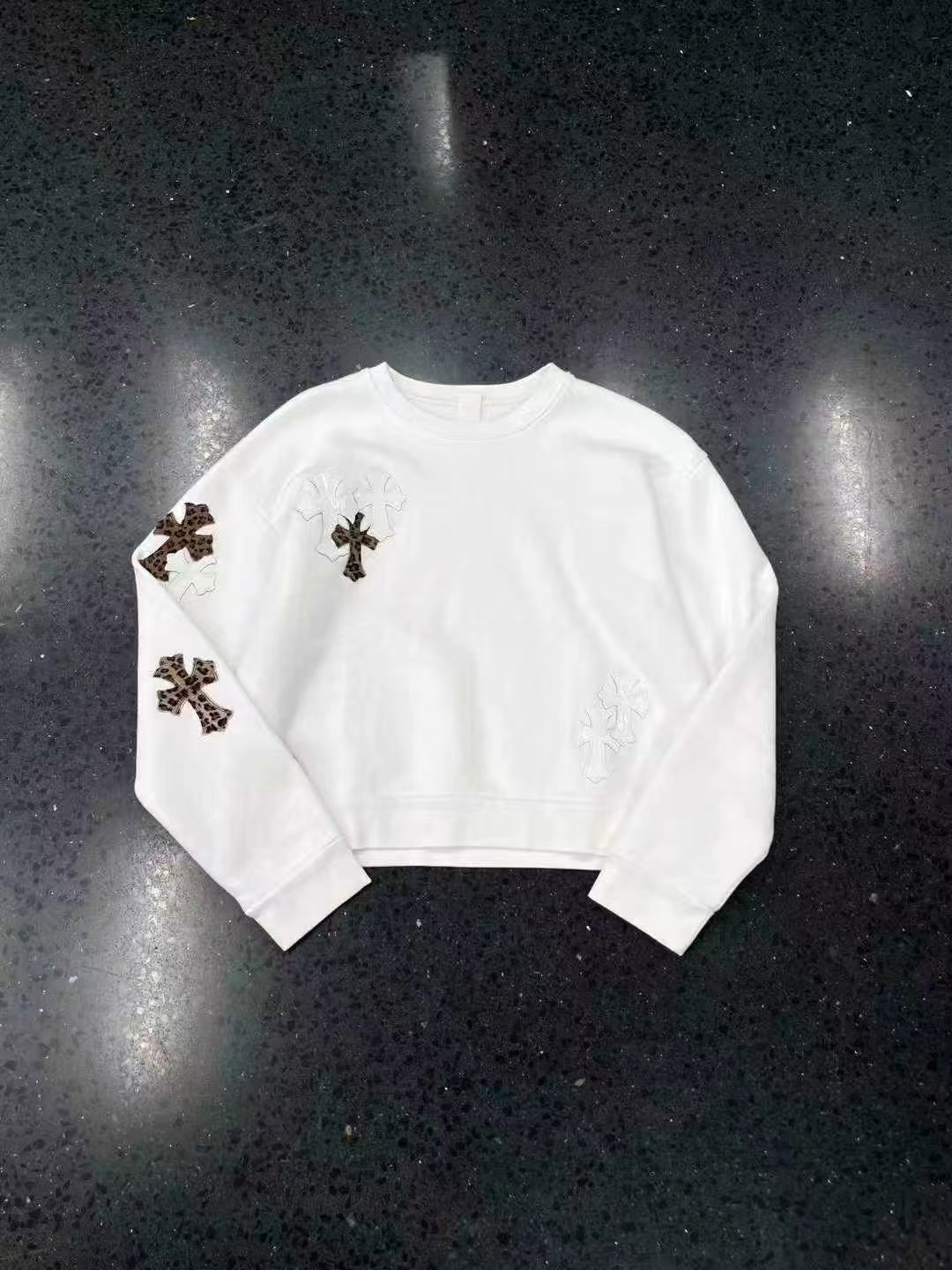 Chrome hearts โครเอเชียหัวใจเสือดาวข้าม✝️ เสื้อสเวตเตอร์สีขาว รูปที่ 1