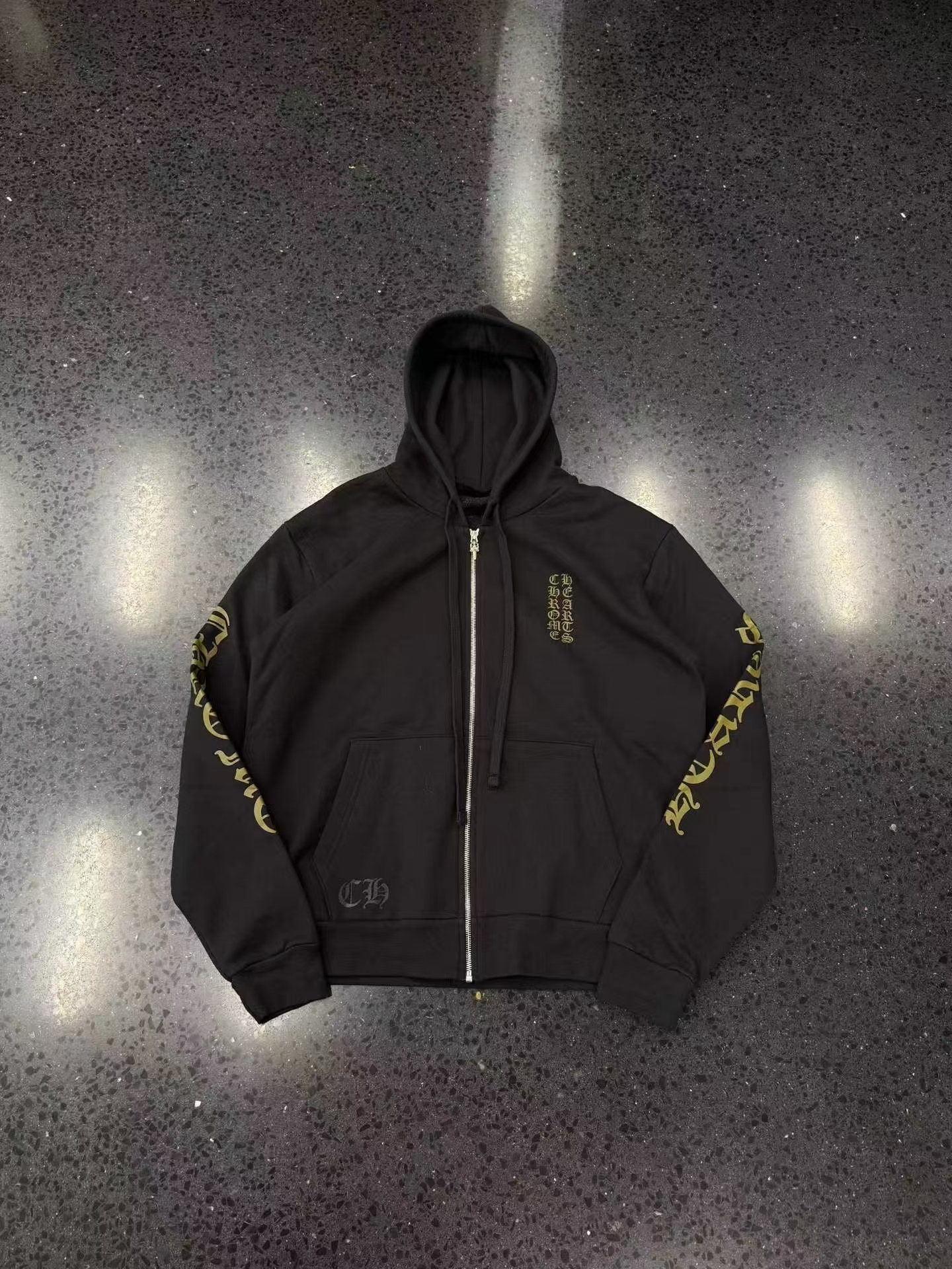 Chrome hearts โครเอเชียหัวใจสีน้ำตาล🏾เสื้อฮู้ดซิปพิมพ์ลายภาษาสันสกฤตสีดำ รูปที่ 1
