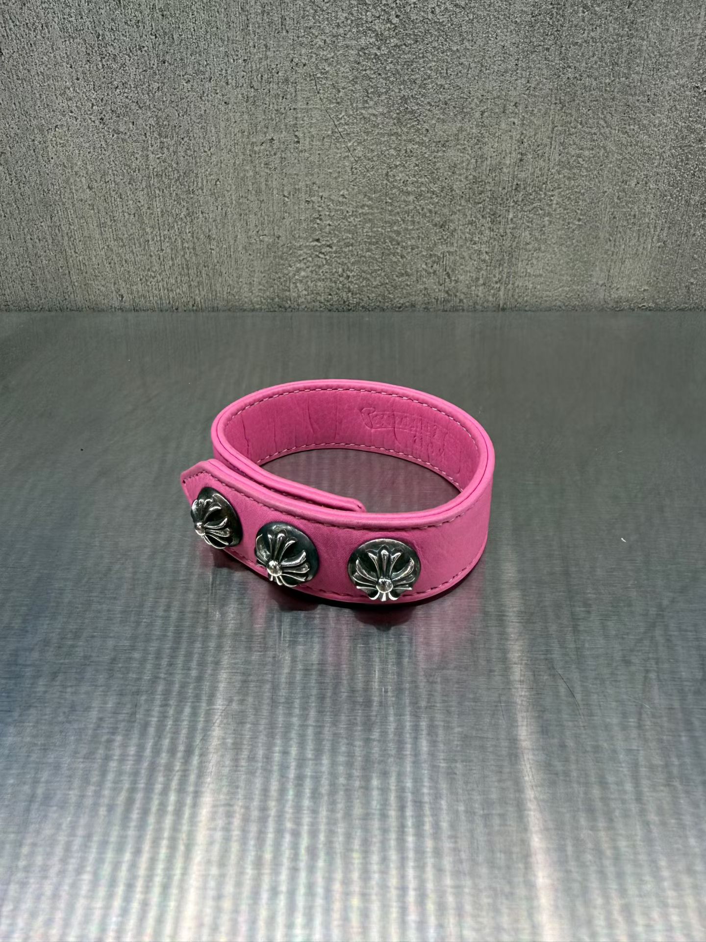 Chrome hearts Croix Heart Cross Flower Silver Jewelry สร้อยข้อมือหนังสีชมพู รูปที่ 1