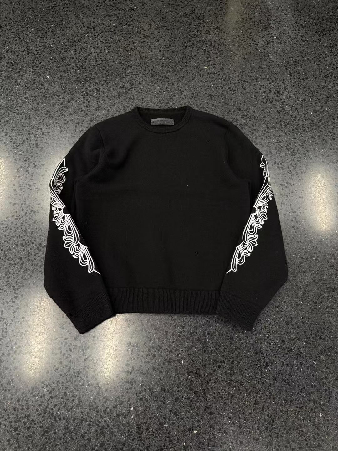 Chrome hearts Crock Heart Cashmere เสื้อสเวตเตอร์คอกลมแขนเถาวัลย์สีดำ รูปที่ 1