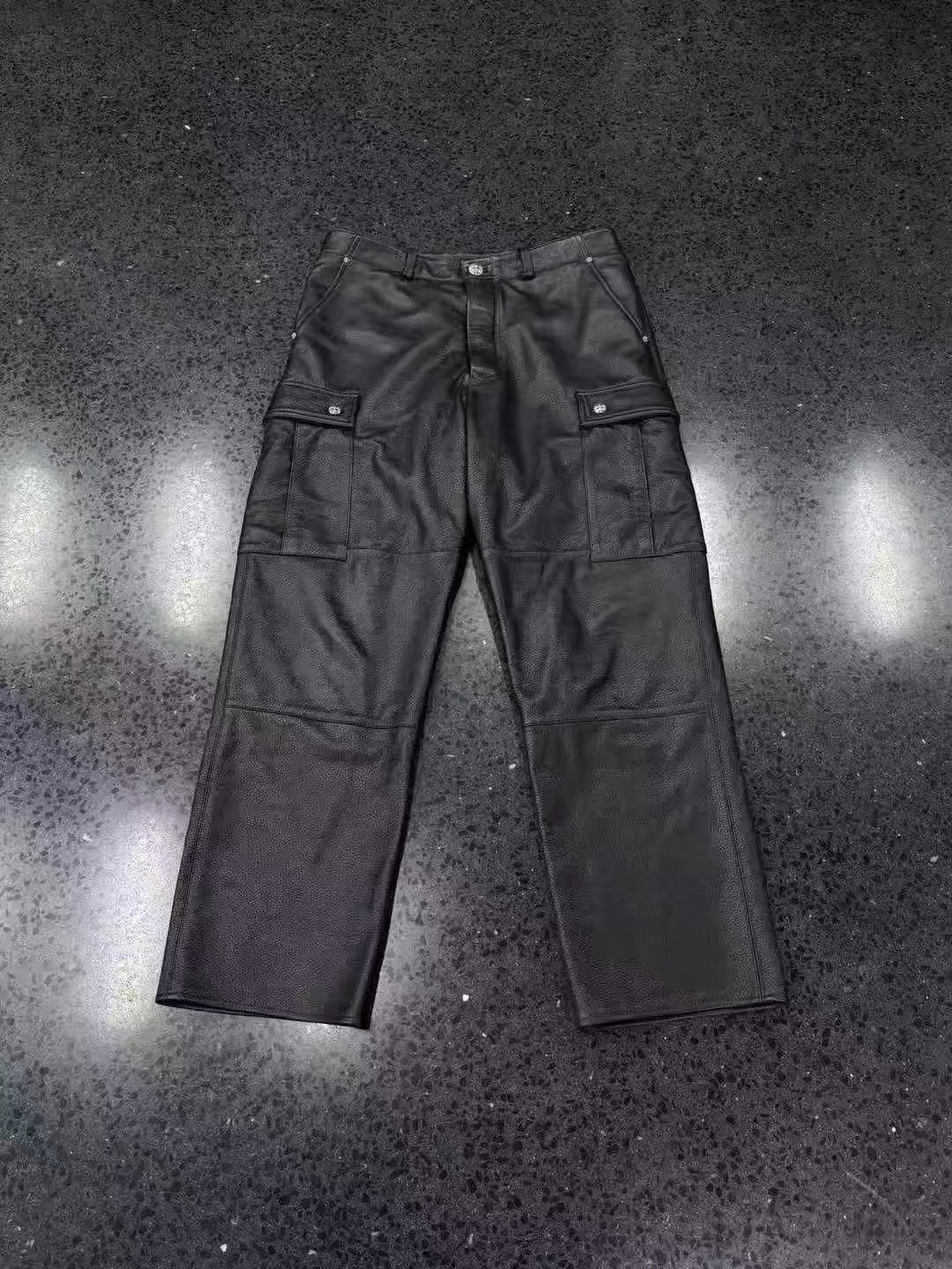 포켓 크롬 하트 카고 가죽 바지, 1번 이미지