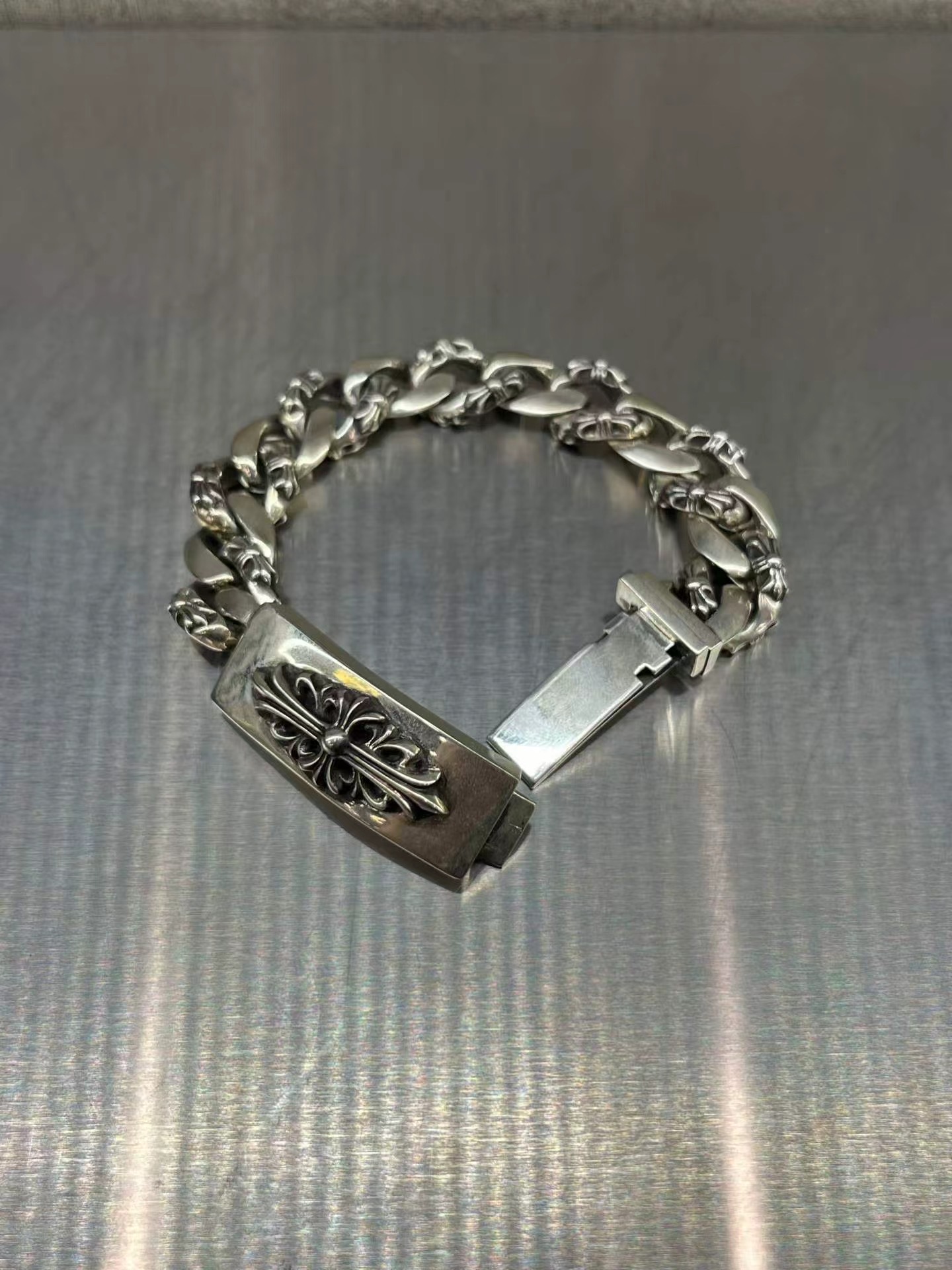 Chrome hearts โครเอเชียหัวใจดอกไม้ไขว้สร้อยข้อมือเถาวัลย์ รูปที่ 1