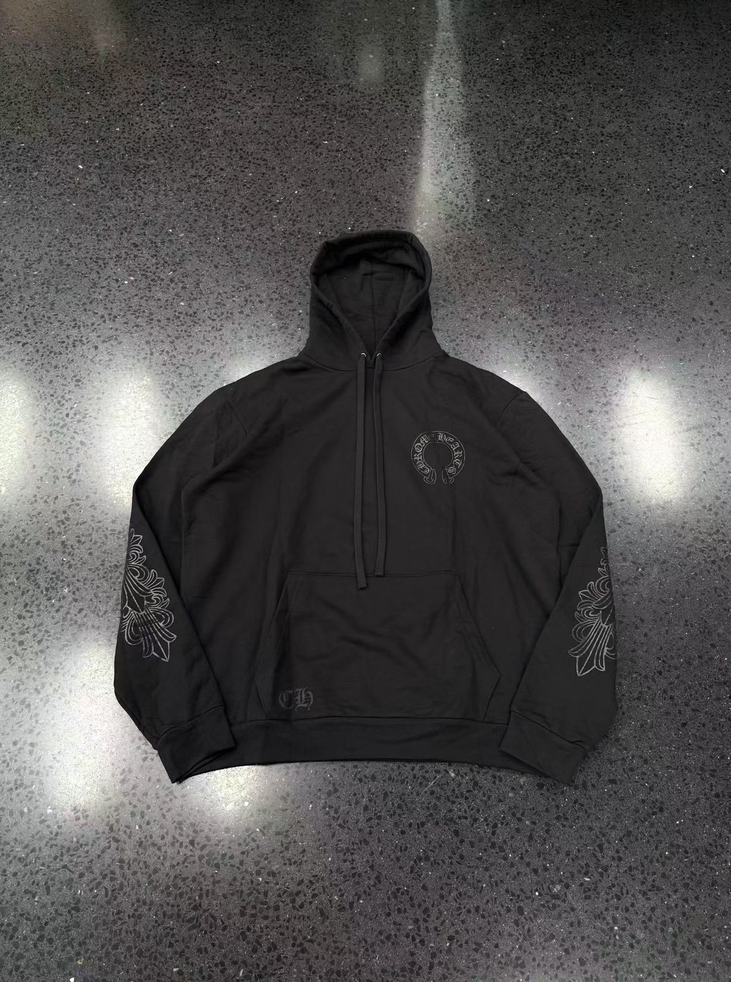 Chrome hearts Croheart USA เสื้อมีฮู้ดสำหรับญาติและเพื่อนในภาษาสันสกฤตแขนดอกไม้เถาวัลย์สีดำ รูปที่ 1