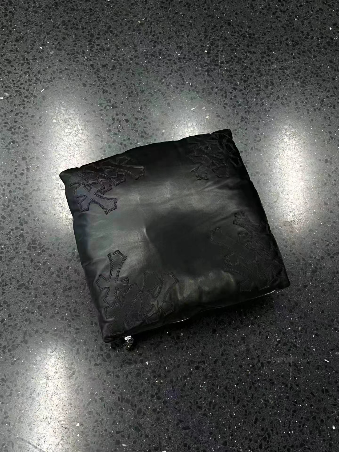 크롬하츠 십자가✝가죽 베개 블랙, 1번 이미지