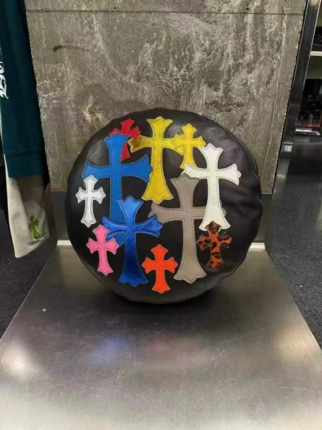 クロムハーツカラーレザークロス✝️ 革抱き枕ブラック、画像1