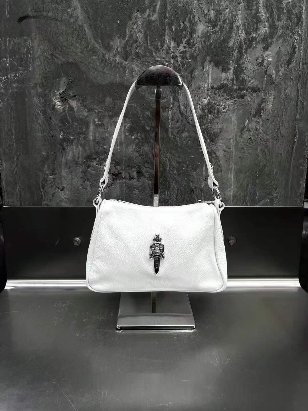 Chrome hearts กระเป๋านักเก็ตไก่สีขาวพร้อมกริช รูปที่ 1