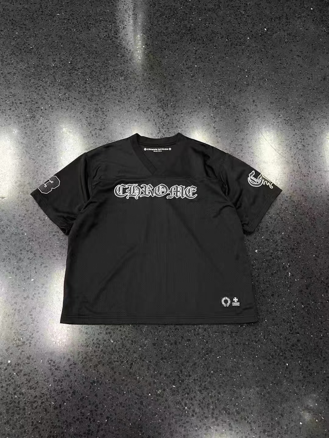 Chrome hearts Croheart ชุดฮ็อกกี้ตาข่ายพิมพ์ภาษาสันสกฤตแขนสั้นสีดำ รูปที่ 1